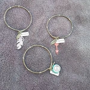 Set of 3 clasp bracelets